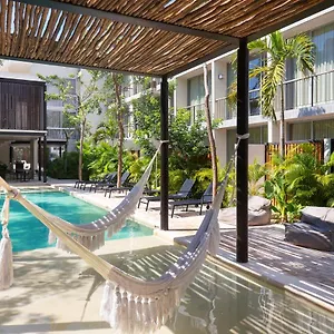 Stylish For 4 Rooftop & Pool Access Hotel